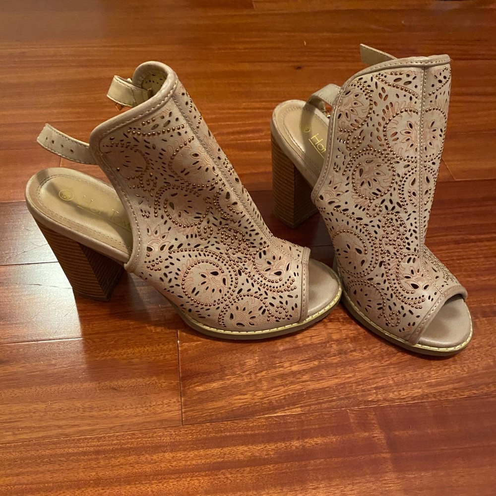 Nude Wedges
